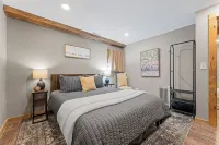 Private Pickleball Court, Sauna, Hot Tub, Heart of Branson, Sleeps 13! - 4-Star