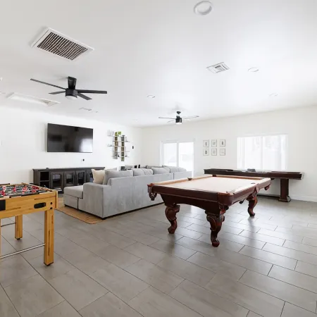 Luxury Cabin, Game Room, Firepit, Deck w/Mtn View, Trailer Parking & Family Time