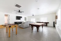 Luxury Cabin, Game Room, Firepit, Deck w/Mtn View, Trailer Parking & Family Time