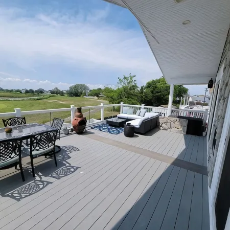 HOT TUB & Bicycles - Walking distance to the BEACH, bay, restaurants, & shopping