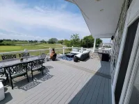 HOT TUB & Bicycles - Walking distance to the BEACH, bay, restaurants, & shopping