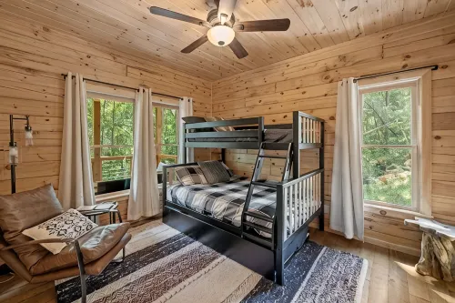 Creek & Cozy-Charming 2BR Creekside Cabin in Ellijay- AC, Fire Pit, Nature - シャレー