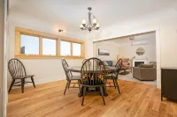 The Vintage Hideaway! Bright apartment, private yard and Starlink internet!