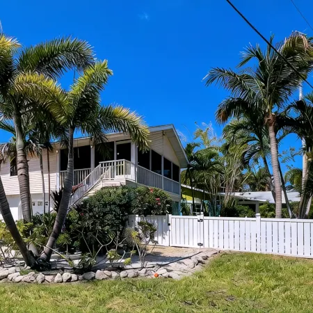 Coral Cove: Walk to the Beach! Heated pool! Prime North End!