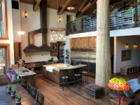 THE ONLY LUXURY RIVER FRONT PROPERTY ON THE ELK RIVER. 10 min to beach & town! - 5-Star