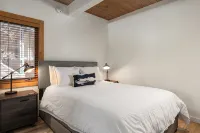 Charming slopeside condo with pool - Apartments