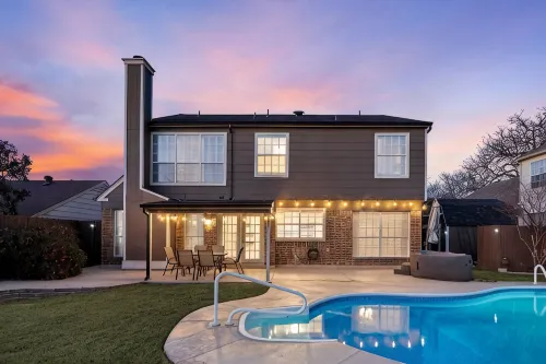 Spacious Modern Home w/ Pool • Hot Tub • Game Room - Homestays