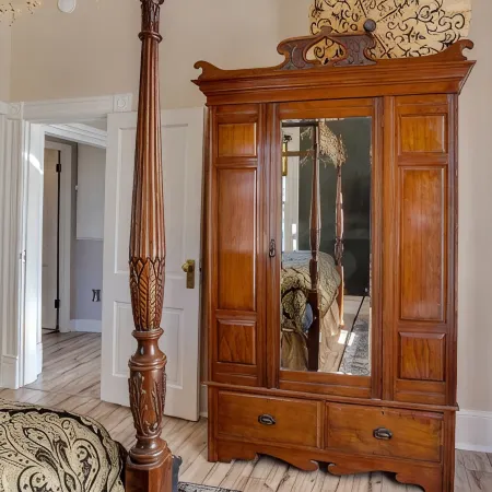Victorian Secrets 1897 Home - Curious? Eclectic, convenient & ❤️ of wine country