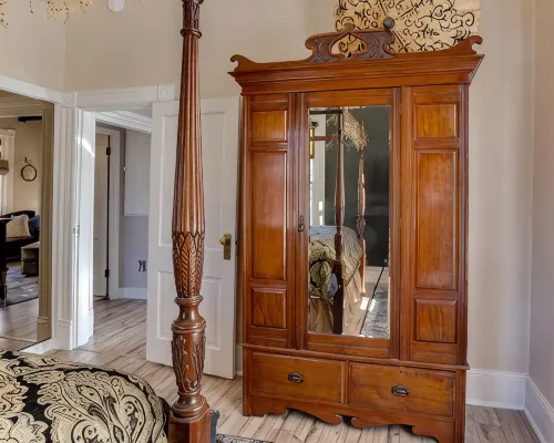 Victorian Secrets 1897 Home - Curious? Eclectic, convenient & ❤️ of wine country Hotels in Newberg