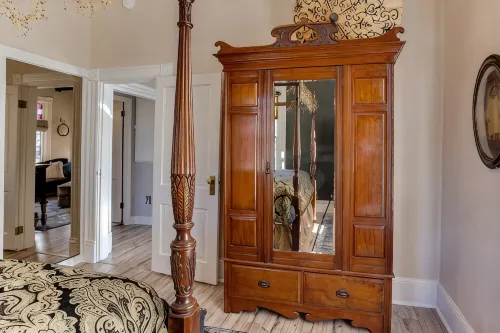 Victorian Secrets 1897 Home - Curious? Eclectic, convenient & ❤️ of wine country
