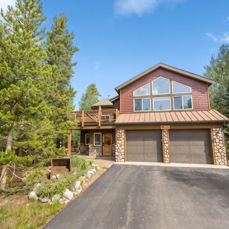 Luxury Home-Walk to everything in Frisco. Hot tub, ski, fireplace 3BD, 3.5BA