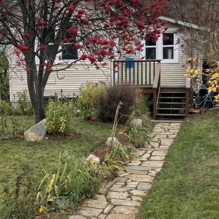 Natural Nook by Nelson lakeside park. Downtown walkable and pet friendly!