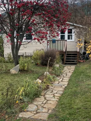 Natural Nook by Nelson lakeside park. Downtown walkable and pet friendly!