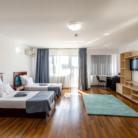 Lira Pacific Aparthotel Отели в г. Констанца