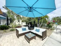 Cute canal front Cottage with dock & boat lift and pool ,short walk to the beach Hotels in Longboat Key