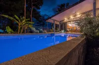 New Luxury Home - 180 degree Ocean Views - Pool/Hot tub  -Sleeps 11 - Chef avail - Pool