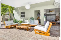 Oasis~2Min Walk to Gulf,3 King+Twin Bunk,Salt Pool+Spa,Golf,Bikes,Bocce+Cornhole - Wi-Fi