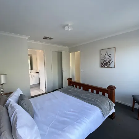 Modern 4-Bedroom Home, Near Playground, Lake & Nature Trails, Minutes to Bendigo