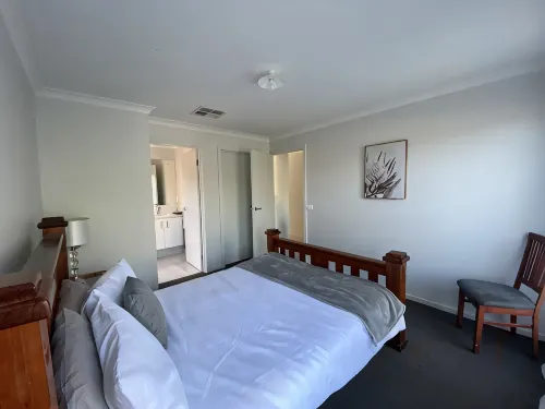 Modern 4-Bedroom Home, Near Playground, Lake & Nature Trails, Minutes to Bendigo - Bungalows