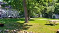 Lake George cottage with large lakefront lawn - 3 tähden