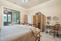 Sleeps 12, Kayaks, Private Dock, Large Yard + More - 4-Star