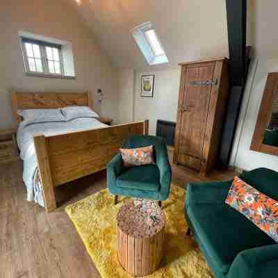 Reconnect with nature at this beautiful escape on the edge of the Peak District. Rooms