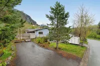 Big beautiful house with lots of room and amazing mountain and ocean views!!! - Hot Tub