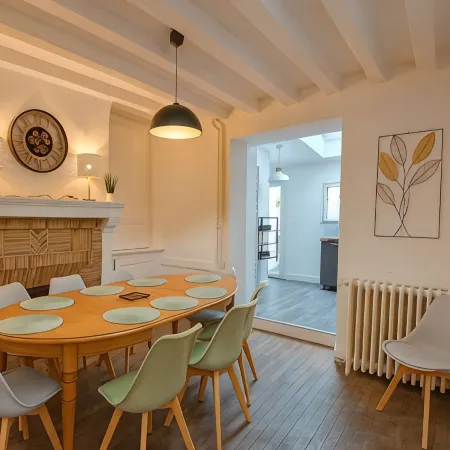 Cosy 5-bedroom townhouse. Close to all shops and hypercentre!
