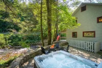 Helen's Newest Riverfront Rental on the Chattahoochee River - シャレー