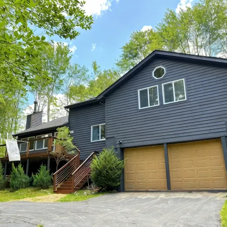 Private & pet-friendly mountain escape with fenced-in yard ✺ 2 miles to resort