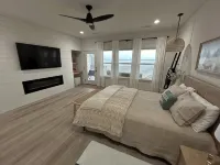 Beautiful Lakefront House with Amazing Views トゥールのホテル