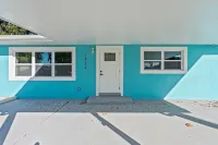 The Blue River House. 3-bedroom Pool house in peaceful Fort Myers with AC, WiFi - Homestays