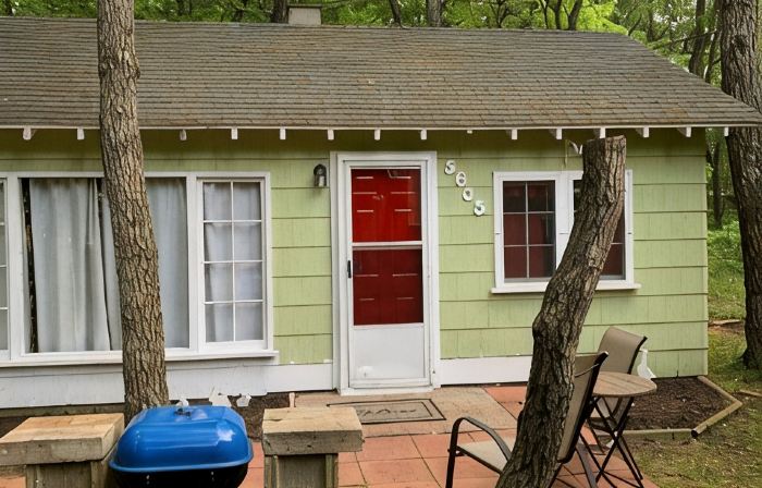 Lake Huron access wooded 2-bedroom cottage with WiFi in charming Oscoda