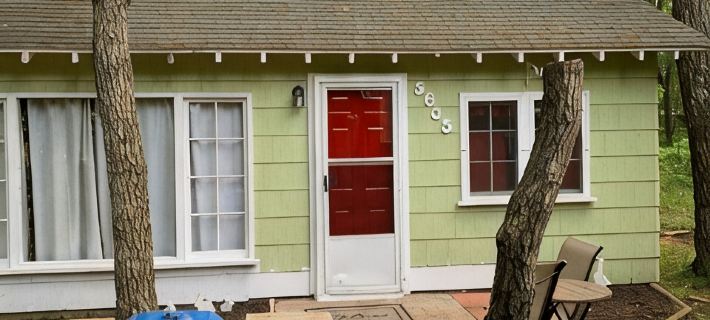 Lake Huron access wooded 2-bedroom cottage with WiFi in charming Oscoda Hotels in Iosco County
