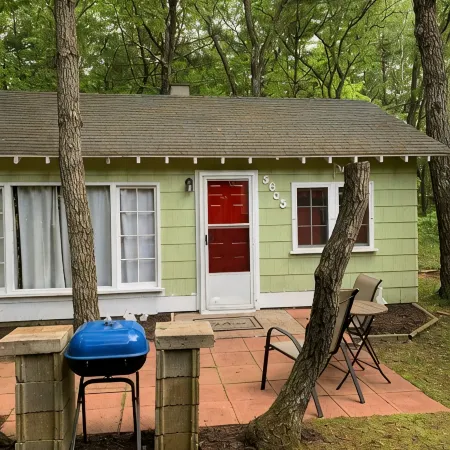Lake Huron access wooded 2-bedroom cottage with WiFi in charming Oscoda
