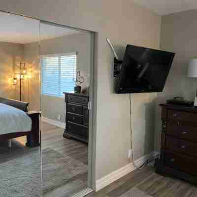 Modern Lake Home 1 mile from London Bridge Rooms