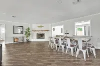 Spacious Home with Heated Pool & HotTub by Stockyards DFW - Homestays