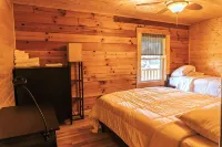 Breathe deep, stay cozy — spacious log cabin living on 30 acres in Aroda, VA - 4 tähden