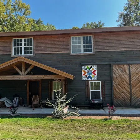 3-bedrooms, 2 bathrooms upstairs cabin in charming French Lick with AC