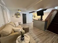 Spacious basement apt. Off-street parking, washer & dryer, kitchenette, sleeps 4 - 3-نجوم