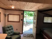 Little White Cabin by the river, fishing trails, kayaking, near State Park lake