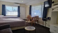 Tudor Lodge Motel - Motels