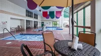Best Western East Towne Suites - Kolam Renang