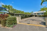 Trinity Beach Club Holiday Apartments - parking