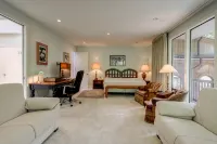 Exclusive House On Foothill with hot tub, sauna and jacuzzi.