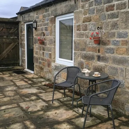 Pretty cottage with enclosed patio and private hot tub with stunning veiws