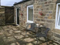 Pretty cottage with enclosed patio and private hot tub with stunning veiws - Wifi
