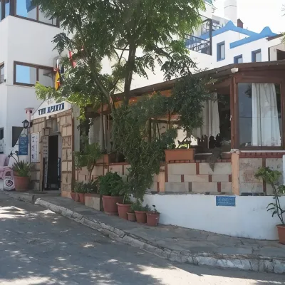 شقق تين Hotels near مول أواسيس