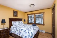 Cozy & Private Killington Ski House -  Hot Tub - 4 Min to Resort - 4Br/3BA - 발코니