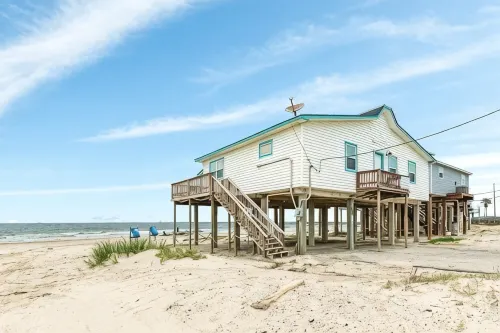Pedestrian Beach Front 3- bedroom house in Surfside Beach - 비치